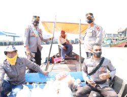 Sebrangi Muara, AKBP Ikhwan bersama Bripda Soleman Tinjau Vaksinasi SD Negri 15 Bandar Rahmat