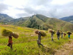 Wujud Cinta Prajurit 412 Kostrad Kepada Warga di Pedalaman Papua