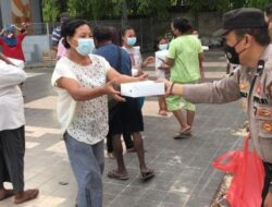 Peduli Sesama di Masa Pandemi, Polsek Lubukbaja Bagi Paket Makanan ke Warga