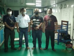 Kapten Nuh Mengizinkan Para Wartawan Masuk ke Anjungan kapal