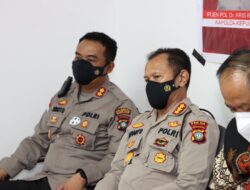 KAPOLDA KEPRI YANG DI DAMPINGI WAKAPOLRESTA BARELANG TINJAU PERCEPATAN VAKSINASI SERENTAK SE-INDONESIA DI PT. GHIM LI BATAM CENTRE