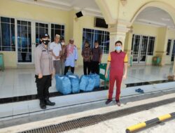Polresta Barelang Bagikan Paket Makanan Kepada Masyarakat Yang Terdampak Covid-19