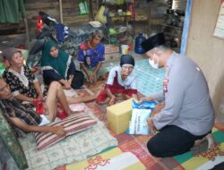 JUM’AT BERKAH, KAPOLRES KARIMUN BANTU WARGA PENDERITA STROKE