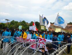 Sebanyak 2 Pleton Personil Polres Bintan turun mengamankan aksi unjuk rasa di Kantor DPRD Provinsi Kepri