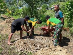 Satgas Pamtas Yonarmed 11 Kostrad Bersama Warga Lumbis Hulu Bangun Rabat Beton