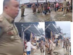 Satpol PP Gusit melakukan penertiban PKL penjual petasan menjelang natal dan tahun baru