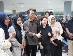 Beri Rasa Aman Kepada Masyarakat, Amsakar-Li Claudia Tinjau Arus Mudik di Pelabuhan dan Bandara