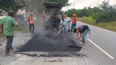 Pemkab Siak Melalui Dinas Pekerjaan Umum dan Penataan Ruang (PUPR) Kab.Siak Melakukan Pemeliharaan jalan