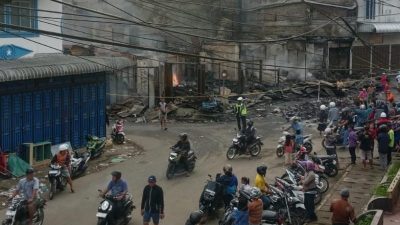 Satlantas polres Nias Melakukan Peralihan Arus lalulintas karena Kebakaran