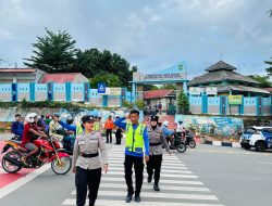 Polwan Engku Putri Laksanakan Gatur Lalin di SDN 001 Sungai Panas Demi Keselamatan Siswa