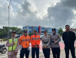 Polwan Polresta Barelang Sigap Atur Arus Lalu Lintas di Kawasan SDN 001 Sungai Panas