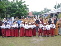 Puluhan Pelajar di Sungai Apit Terima Seragam Gratis, Sekda Mahadar : Dapat Ringankan Beban Orang Tua