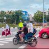 Ciptakan Kamseltibcarlantas, Polwan Polresta Barelang Amankan Aktivitas Siswa di SD Negeri 001 Sungai Panas