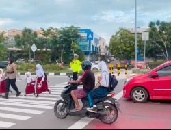Ciptakan Kamseltibcarlantas, Polwan Polresta Barelang Amankan Aktivitas Siswa di SD Negeri 001 Sungai Panas