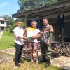 Lurah Dabo lama menjumpai warganya yang tertimpa musibah rumahnya tertimpa pohon untuk memberi bantuan sembakau