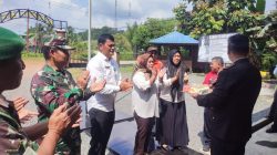 Danramil 04 Dabo dan Plt. Camat Singkep Barat Beri Kejutan HUT Bhayangkara ke – 80 di Polsek Singkep Barat