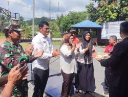 Danramil 04 Dabo dan Plt. Camat Singkep Barat Beri Kejutan HUT Bhayangkara ke – 80 di Polsek Singkep Barat