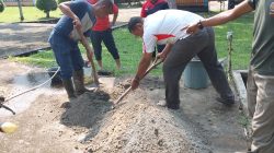 Plt. Camat Singkep Barat Bersama Jajaran Kompak Laksanakan Program Tambal Jalan Berlubang Dua Mingguan