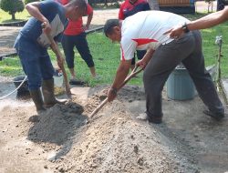 Plt. Camat Singkep Barat Bersama Jajaran Kompak Laksanakan Program Tambal Jalan Berlubang Dua Mingguan