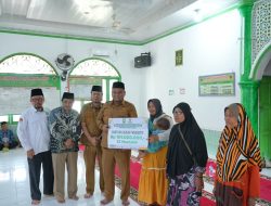 Wabup Syamsurizal Serahkan Zakat Konsumtif, Dorong Mustahik Menjadi Muzaki